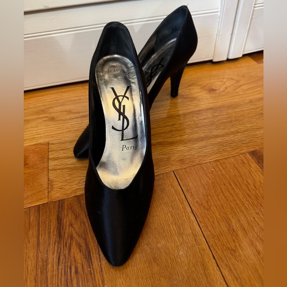 YSL YVES SAINT LAURENT Black Satin Closed Toe PUMPS